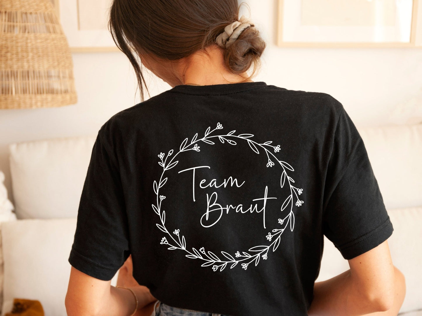 JGA T-Shirts mit Blumenkranz personalisiert für Braut und Crew - Braut Crew Shop