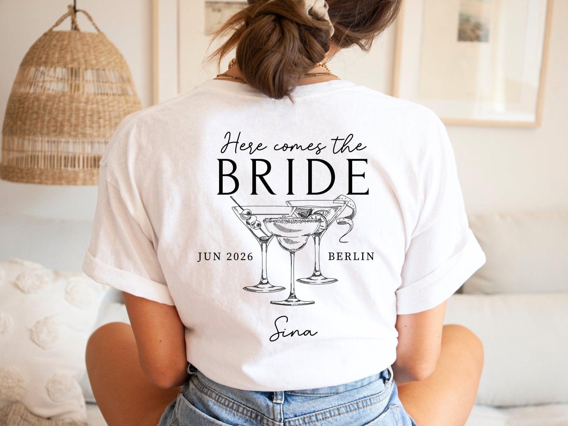Personalisiertes JGA Shirt mit Cocktail - Design - Braut Crew Shop